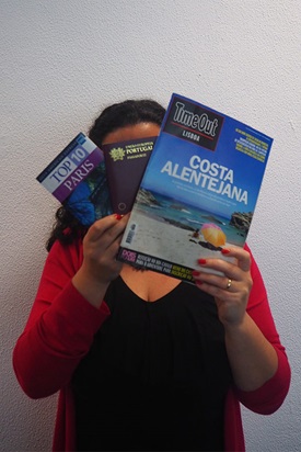 Mulher com revistas 