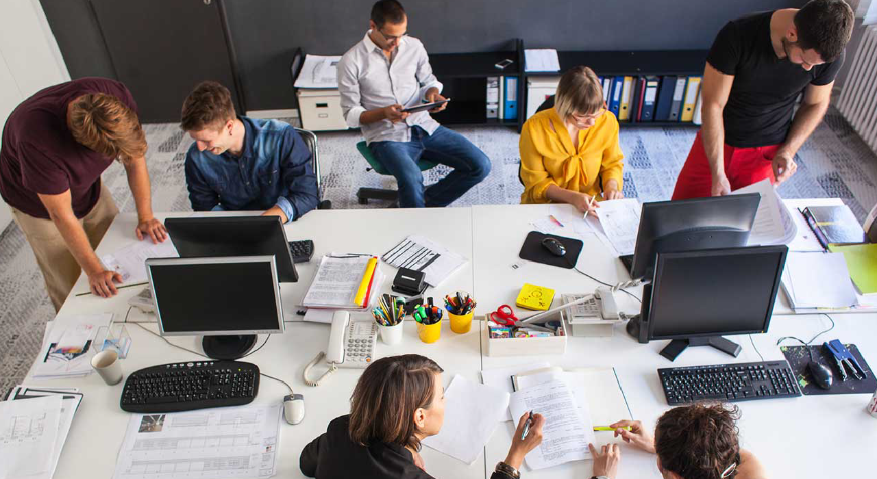 Header, Pessoas a trabalhar representando a partilha de ficheiros, dados e notícias com a equipa