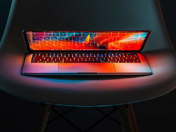 Computer closing with red lights on the display represents the Sitecore platform